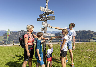Familie beim Wandern am Wiedersbergerhorn, Wegweiser, (c) Alpbacher Bergbahnen